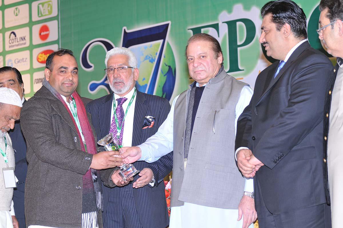 Receiving Export Trophy from Prime Minister of Pakistan Mian Muhammad Nawaz Sharif at PC Lahore 2013
